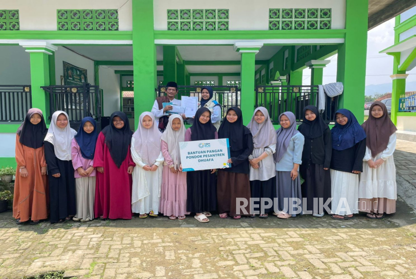 Rayakan Milad, YBM PLN Pusharlis Salurkan Bantuan Bahan Baku Makanan ke 10 Pesantren Dhuafa