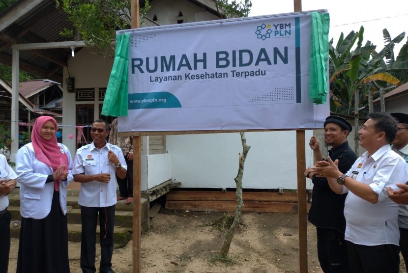 YBM PLN sebagai Lembaga Amil Zakat berbasis BUMN melaksanakan peresmian program Bidan Pedalaman di Desa Tanjung Bunga, Kecamatan Kembangan, Kabupaten Sanggau, Provinsi Kalimantan Barat. 