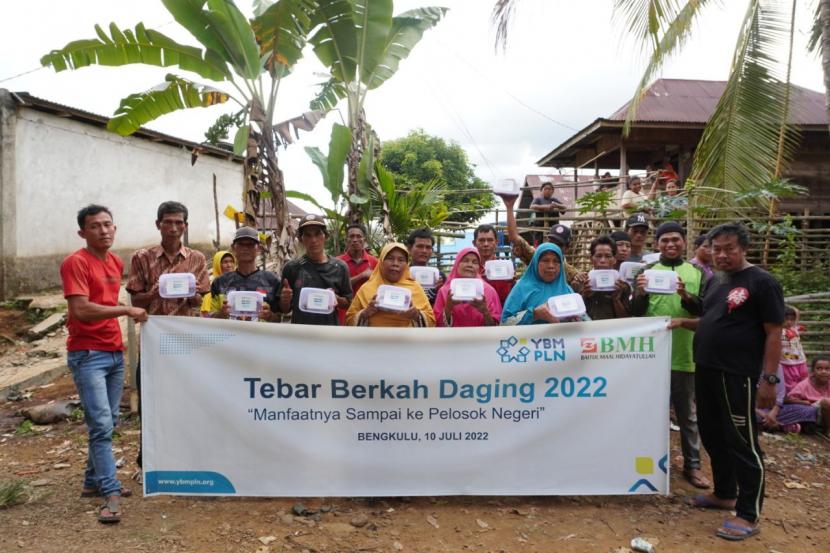 YBMH PLN bersama BMH Perwakilan Bengkulu mengsi Idul Adha 1443 H dengan sinergi Program Tebar Berkah Daging  di Desa Karang Are, Kecamatan Pagarjati, Kabupaten Bengkulu Tengah, Bengkulu, Ahad (10/7/2022).