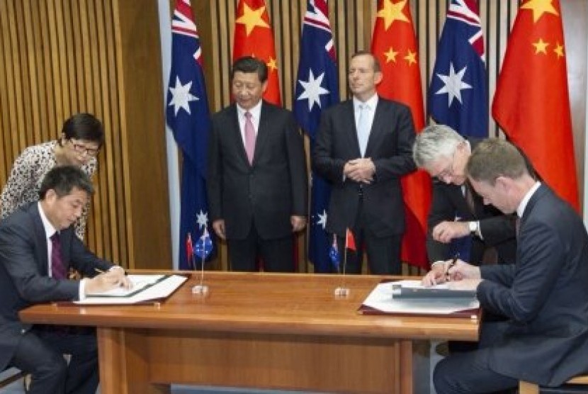  Ye Cheng (kiri) dan Michael Hughes (kanan) menandatangani kesepakatan Westside di tahun 2014 disaksikan Presiden Xi Jinping dan perdana menteri Australia waktu itu, Tony Abbott. 