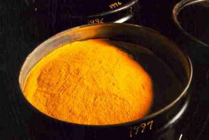 Yellow cake, material mentah uranium sebelum diperkaya (secara isotop) untuk dijadikan bahan bakar nuklir.