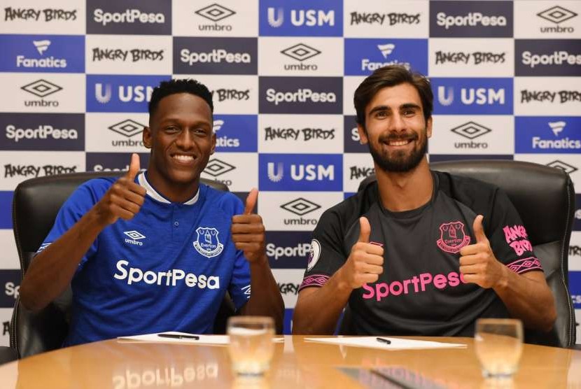 Yerry Mina (kiri) dan Andre Gomes.