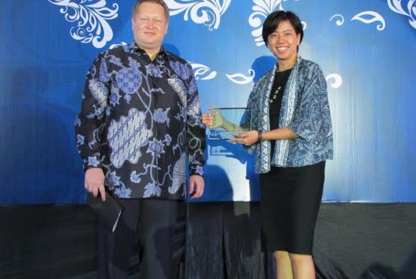   Yessie D. Yosetya, VP - Digital Service Delivery XL menerima penghargaan Indonesia Mobile Digital Service Provider of The Year dari Eugene van de Weerd Country Director of Frost & Sullivan