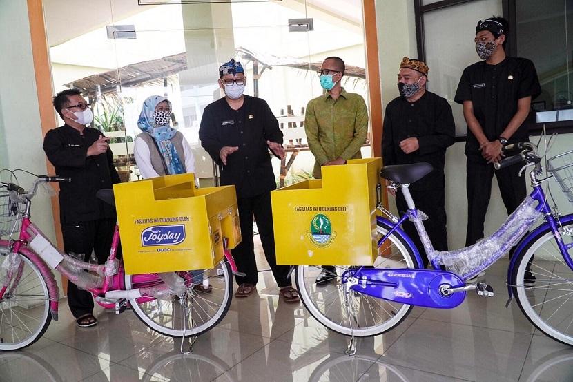 Yili Group dan PT Green Asia Food Indonesia (GAFI) menyerahkan bantuan sepeda serbaguna ke Pemerintah Provinsi Jawa Barat.