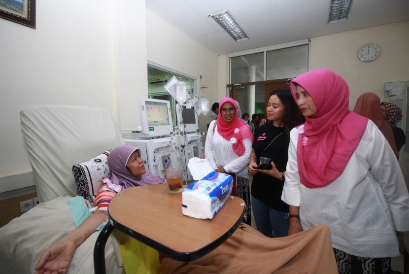 YMGPI mewakafkan alat kesehatan pendeteksi kanker payudara, mammogram kepada Dompet Dhuafa.