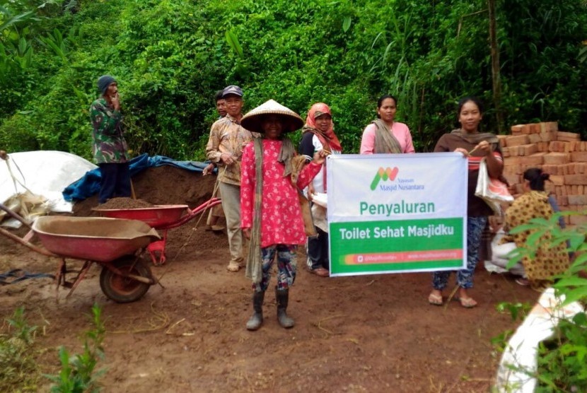 YMN (Yayasan Masjid Nusantara) bersama RZ (Rumah Zakat) menyalurkan bantuan renovasi toilet untuk Masjid Nurul Iman di Dusun Cipunderan, Desa Sukajaya, Kec. Sumedang Selatan, Kabupaten Sumedang, Kamis (2/2)