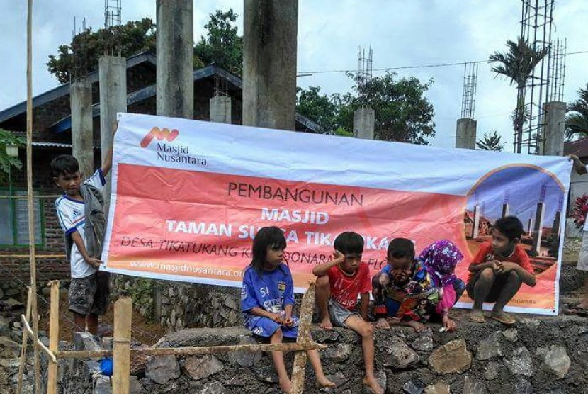 YMN (Yayasan Masjid Nusantara) membangun masjid pertama di Desa Tikatukang, Kep. Adonara, Nusa Tenggara Timur