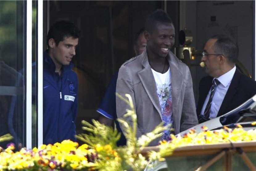 Yoan Gourcuff (kiri) dan Mapou Yanga-Mbiwa (tengah) meninggalkan hotel di Le Touquet, Prancis, Selasa (29/5), setelah tercoret dari timnas Prancis. 