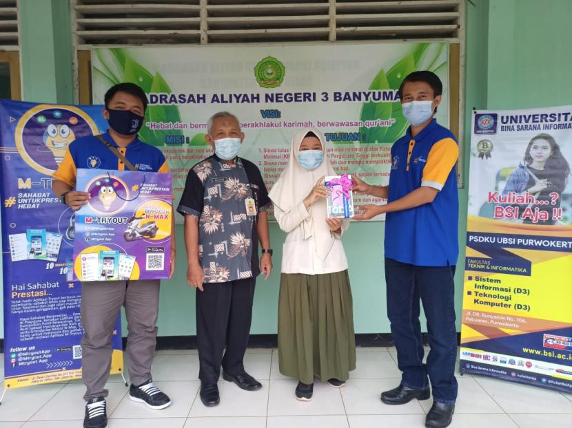 Yogi Endah Partiwi, siswi MAN 3 Banyumas, Jawa Tengah, mendapatkan hadiah tablet Samsung dari M-Tryout.
