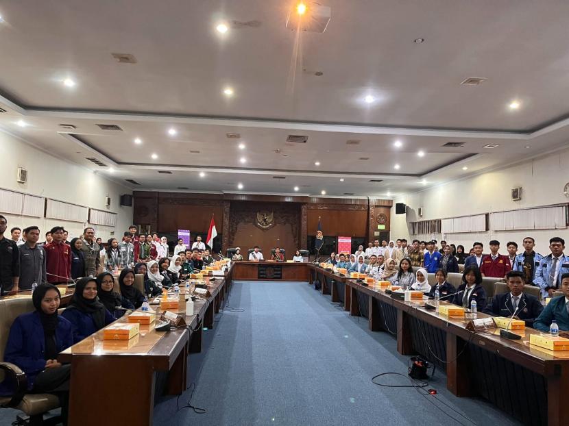 Yogyakarta Future Leaders (YFL) menggelar acara perdana Town Hall Pemimpin Istimewa dari Yogyakarta di Gedung DPRD DIY, Kamis (28/10/2024)