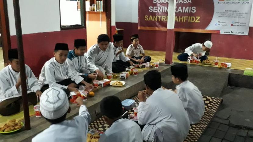 Yogyakarta menyalurkan paket buka puasa sunah untuk para santri Pesantren Tahfidz Cahaya Alquran yang berada di Kecamatan Pakem, Sleman.