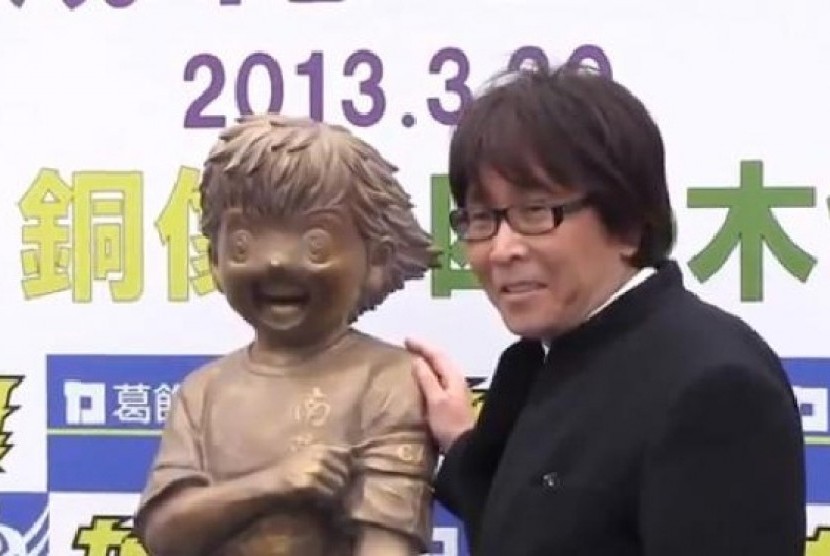 Yoichi Takahashi dan patung kartun ciptaanya Kapten Tsubasa