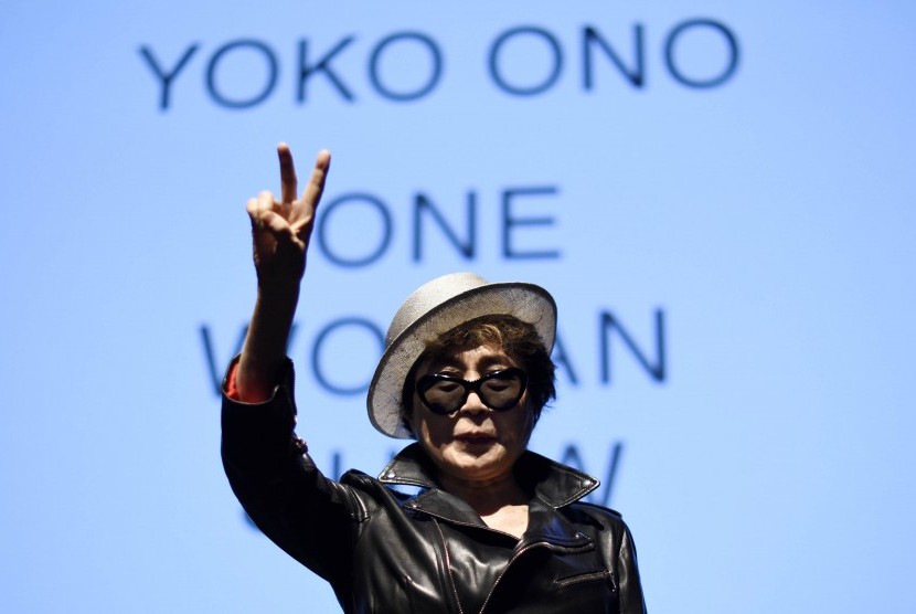 Yoko Ono, istri mendiang pentolan The Beatles John Lennon, dilaporkan kini berkursi roda.