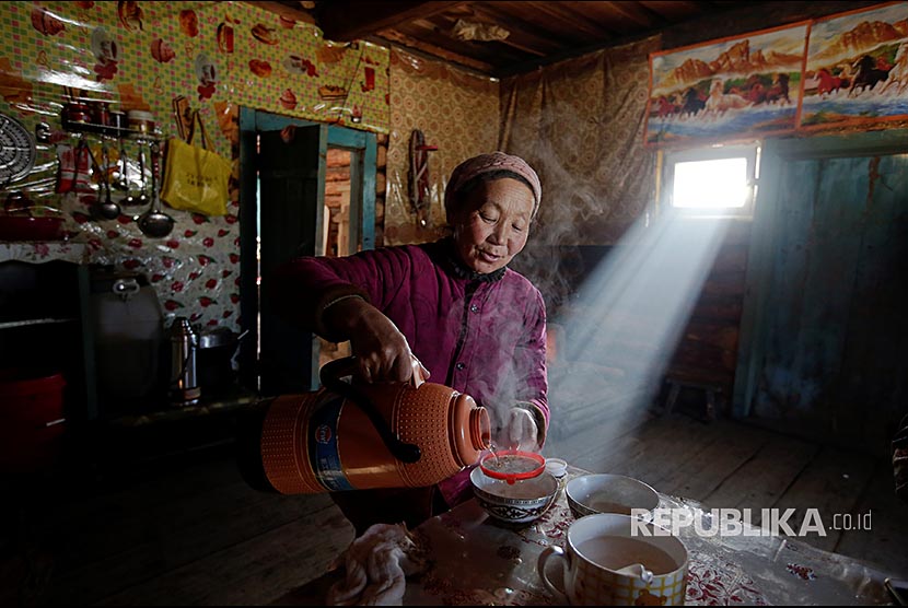 Yonghong membuat teh mentega  di desa Khom Altay di Wilayah Otonom Xinjiang Uighur, Cina.