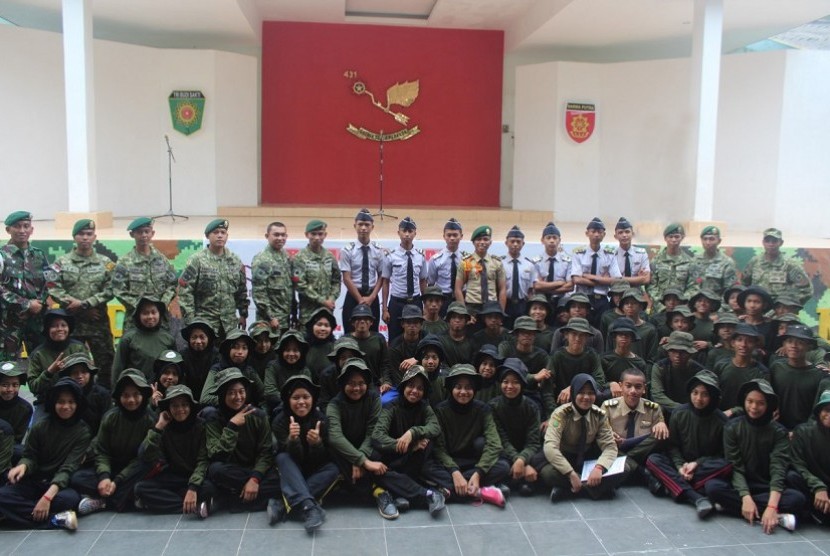 Yonif PR 431 Kostrad Latih Siswa SMK Bela Negara