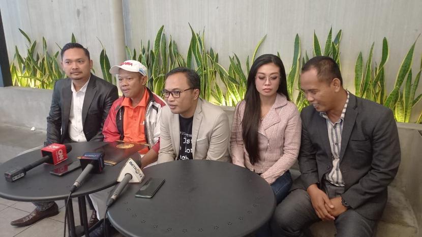 Yosef Hidayah (kedua dari kiri) menyampaikan surat terbuka kepada Presiden Jokowi untuk memberikan perhatian pada kasus pembunuhan yang menimpa istrinya TH dan anaknya AM pada 18 Agustus 2021, Jumat (12/8/2022). Kasus tersebut hampir setahun belum terungkap pelakunya. 