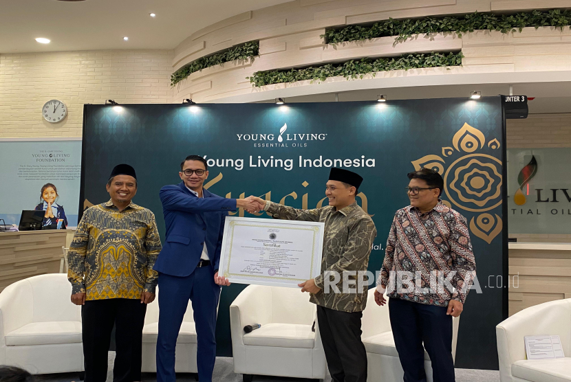 Young Living Indonesia menerima sertifikat sebagai perusahaan penjualan langsung berjenjang atau MLM syariah dari Dewan Syariah Nasional Majelis Ulama Indonesia, di Jakarta, Selasa (3/12/2024). 