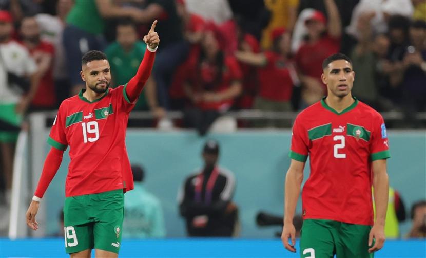  Youssef En-Nesyri dari Maroko (Kiri) merayakan skor 1-0 selama pertandingan sepak bola perempat final Piala Dunia FIFA 2022 antara Maroko dan Portugal di Stadion Al Thumama di Doha, Qatar, Sabtu (10/12).