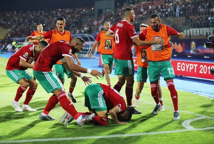 Youssef En-Neysri bersujud syukur usai menjebol gawang Pantai Gading di Piala Afrika 2019.