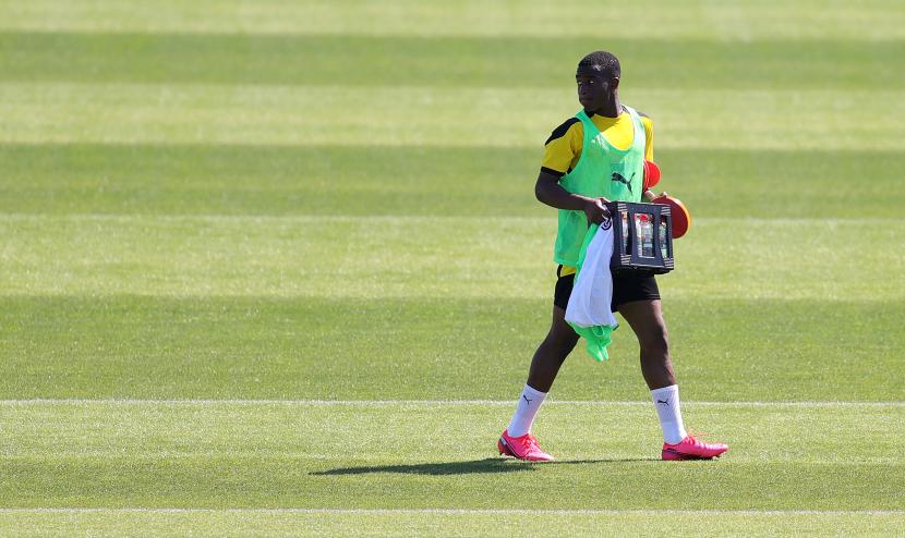 Youssoufa Moukoko berjalan seusai berlatih bersama timnya, Borussia Dortmund.