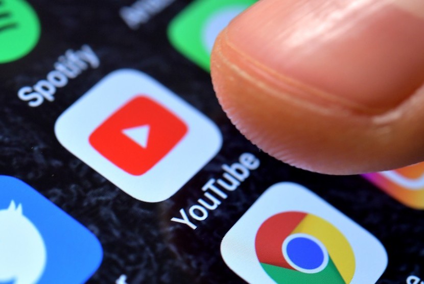 YouTube. Video Youtube bisa ditonton secara offline atau tanpa kuota.