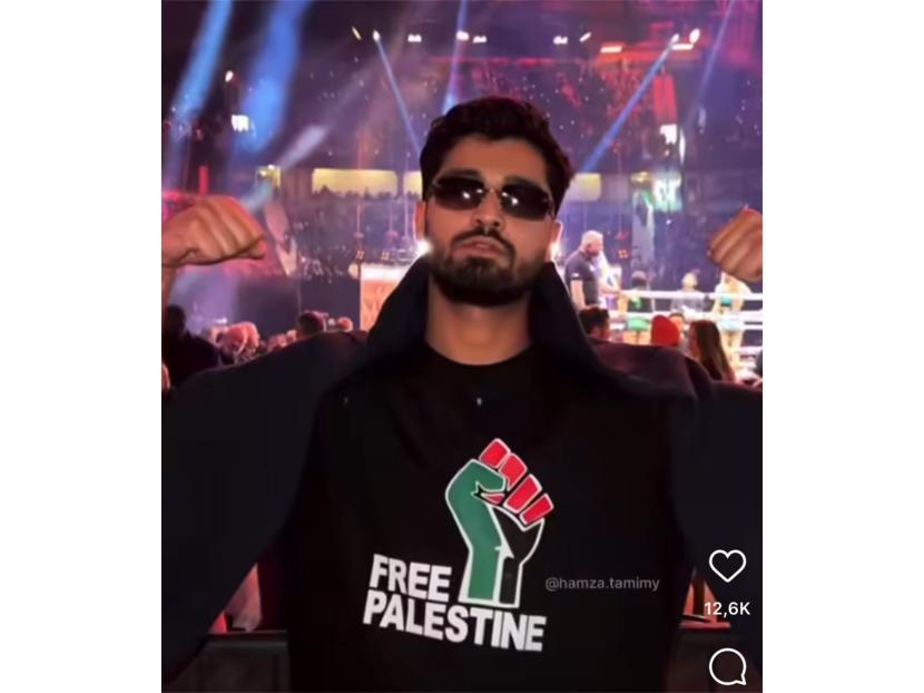 Youtuber Aleem Iqbal memakai kaus bertulislkan Free Palestine.