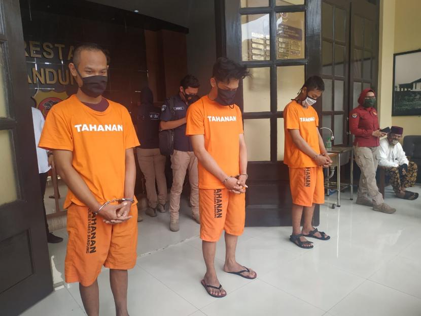 Youtuber, Ferdian Paleka bersama dua orang rekannya mengenakan baju tahanan di Mapolrestabes Bandung, Jumat (8/5). Ia bersama dua rekannya terlibat dalam kasus prank membagikan sembako berisi sampah ke waria.