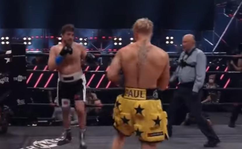 Youtuber Jake Paul saat bertanding melawan Ben Askren. Dalam pertandingan ini Jake Paul mampu memukul jatuh Ben Askren yang merupakan petarung UFC.