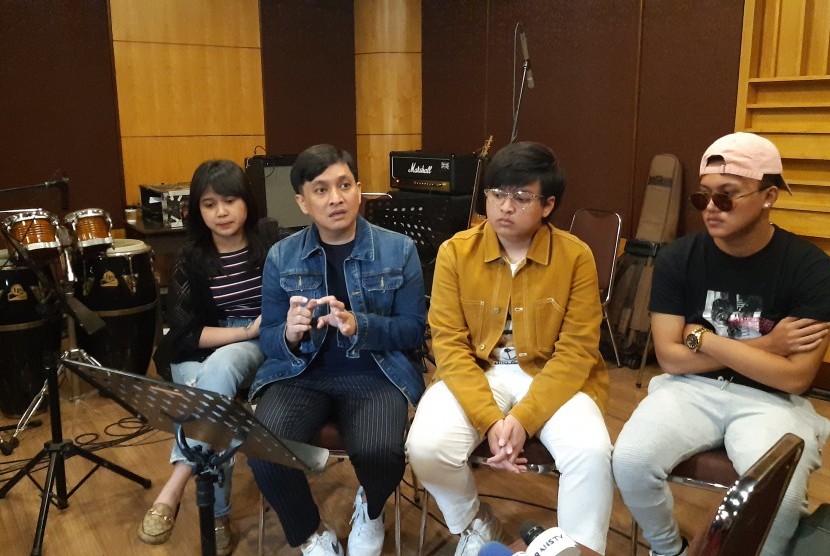 Yovie Widianto (kedua dari kiri) diapit Brisia Jody (kiri), Arsy Widianto, dan Rizky Febian (kanan) di sela latihan menuju konser Project Noah x Yovie Widianto and Friends.