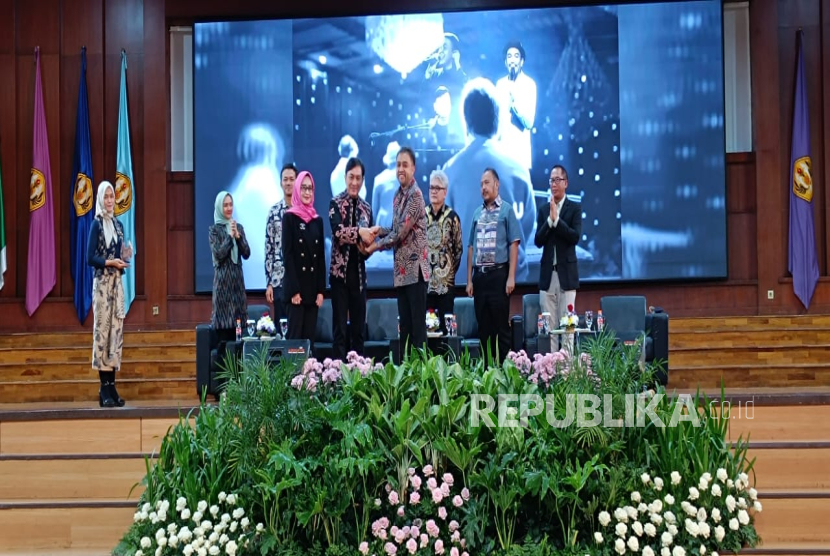 Yovie Widianto menjadi narasumber dalam Temu Ilmiah Nasional yang diselenggarakan oleh Ikano Unpad, FH Unpad dan Ika FH Unpad dan Komidigi. Temu ilmiah ini bertema 