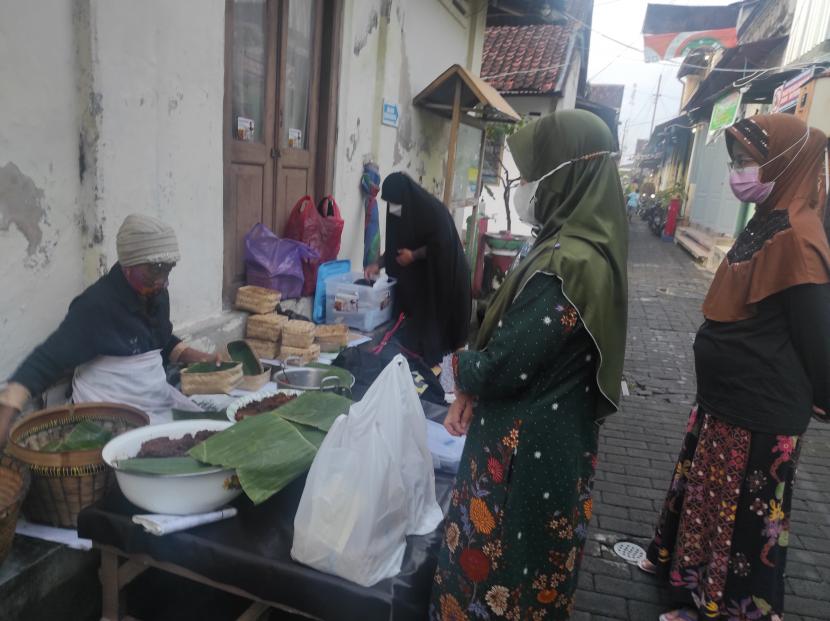 Yu Hadi tampak sedang melayani pembeli gudegnya di Kampung Kauman Yogyakarta.