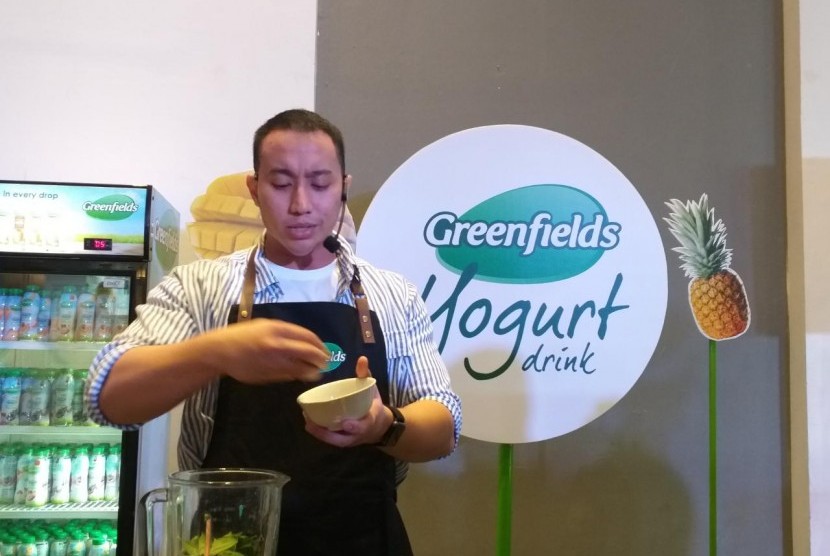 Yuda Bustara, Chef muda lulusan Taylors College dan Universite Le Mirail School of Hospitality & Tourism, berbagi resep sederhana dalam mengolah yogurt.