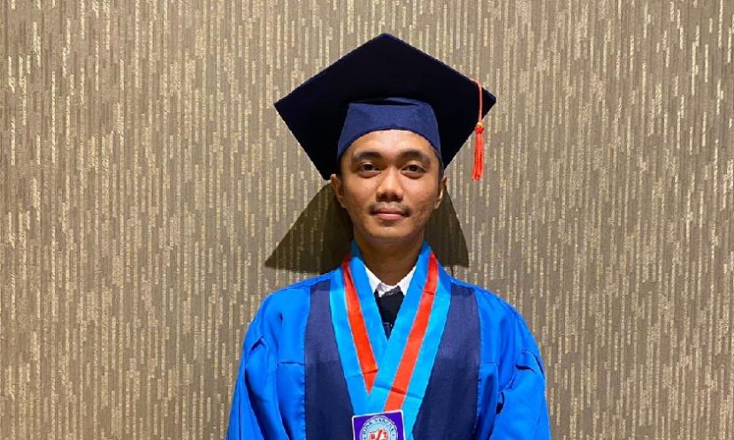 Yudi Iskandar, wisudawan dari Program Studi (Prodi) Sistem Informasi Universitas BSI kampus Tasikmalaya yang lulus dengan menyandang sebagai Mahasiswa Terbaik, Lolos dalam Kampus Mengajar Angkatan 4 Tahun 2022.