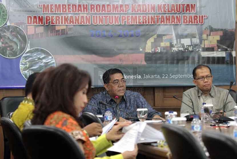  Yugi Prayanto (kiri), dan Ahmad Mukhlis Yusuf dalam Focus Group Discussion bertajuk “Bedah Roadmap Sektor Kelautan dan Perikanan Kadin untuk Pemerintah