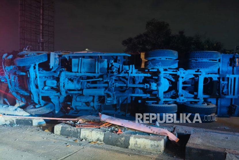 Yukihiro Nabae (63 tahun) warga negara asal Jepang tewas usai kendaraan minibus yang ditumpanginya tertimpa Dump Truck yang dikemudikan oleh Mamat di ruas Tol Karawang Barat, Rabu (30/7/2025) malam. Korban dilarikan ke rumah sakit dan akhirnya meninggal dunia. 
