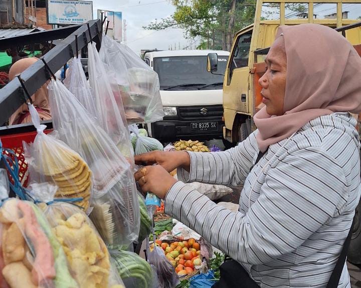 Yuli Erniati menjadi pencari nafkah tunggal untuk keempat orang anaknya.