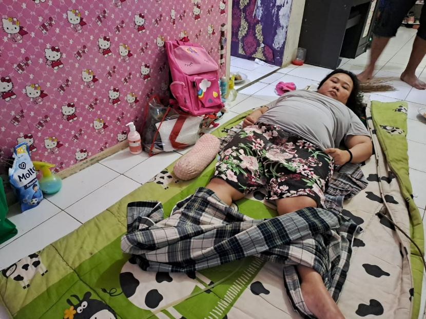 Yuliantika (34 tahun), wanita yang lumpuh usai operasi caesar karena suntikan anestesi berkali-kali di salah satu rumah sakit di Ciputat, Tangsel, saat ditemui di kediamannya di kawasan Bambu Apus, Pamulang, Tangsel, Sabtu (21/1/2023).
