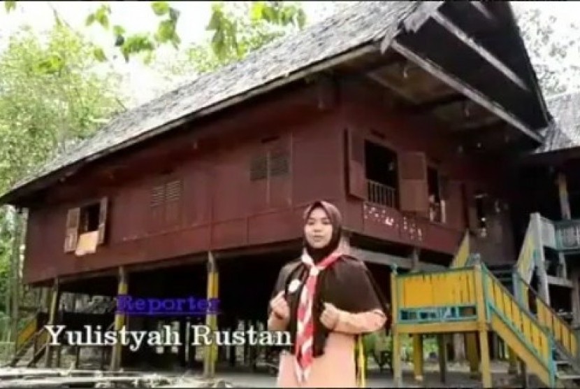 Yulistyah Rustan dan rumah adat bugis