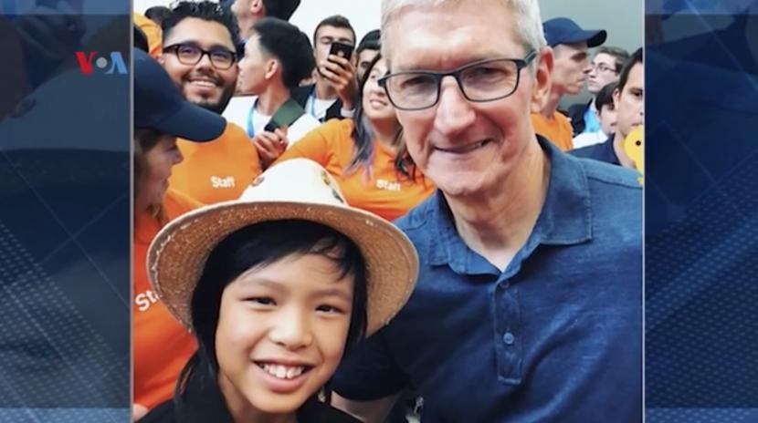 Yuma Soerianto (kiri) bersama CEO Apple, Tim Cook (kanan)