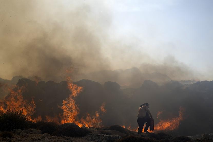 Yunani sering dilanda kebakaran hutan selama bulan-bulan musim panas. 