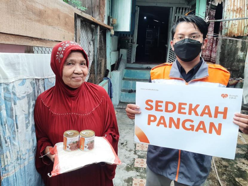 Yuniarti (52 tahun) salah satu warga Talang Zemut sangat berterima kasih atas pemberian sedekah pangan dari Rumah Zakat pada Selasa (21/6/2022). 