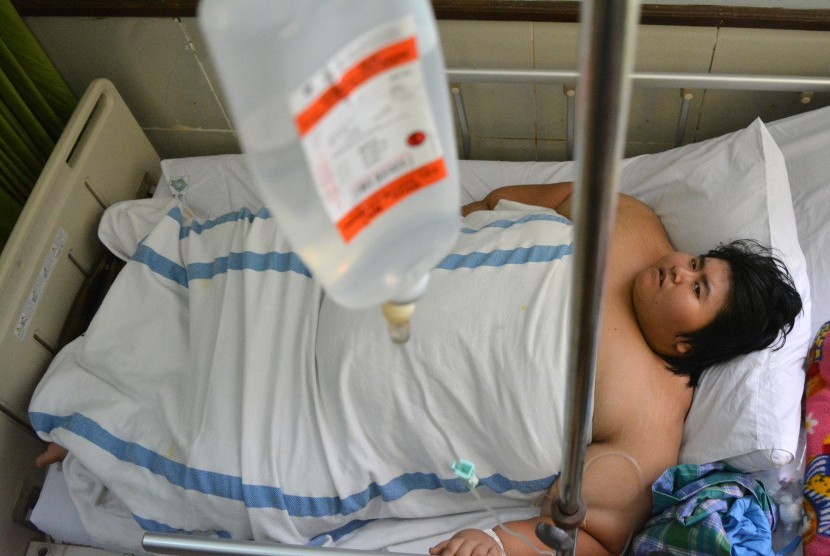 Yunita Mulidia (16), anak dengan 'Severe Obesity' atau Kegemukan yang amat sangat, dirawat di Rumah Sakit Umum Daerah (RSUD) Sidoarjo, Jawa Timur, Selasa (13/9). 