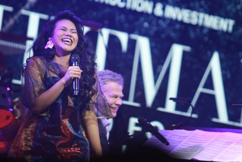 Yura Yunita ketika menyanyi di konser David Foster yang digelar di bekas pabrik Colomadu, Jateng, Sabtu (24/3).