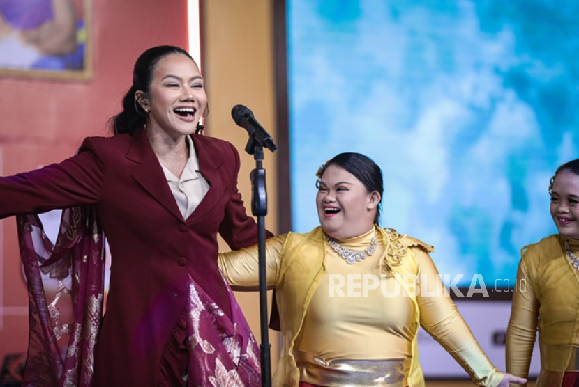 Yura Yunita saat bernyanyi diiringi oleh penari disabilitas di DBL Festival 2025.