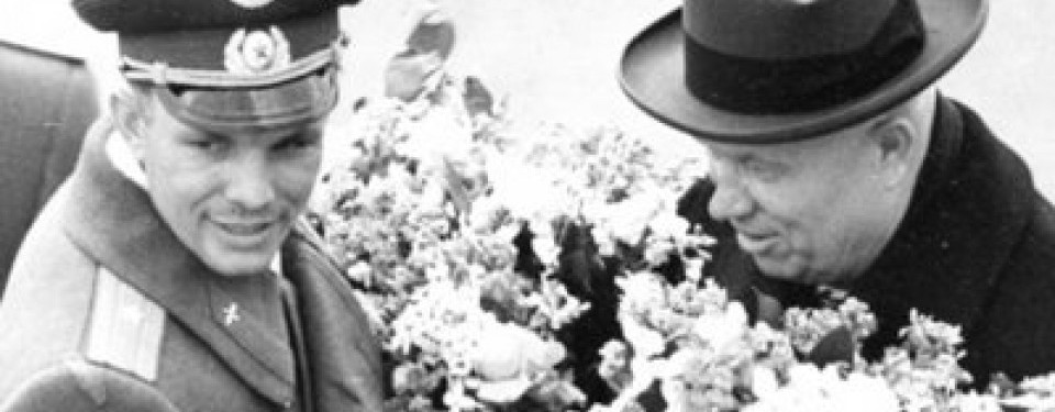 Yuri Gagarin bersama pimpinan Uni Soviet Nikita khrushchev