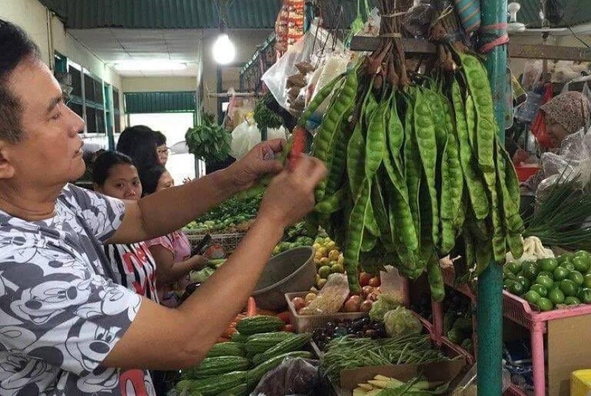 Yusri Ihza Mahendra belanja petai di pasar Puri ndah, Jakarta (6/3).