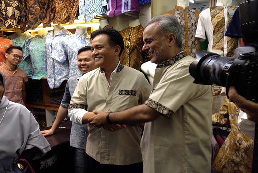 Yusril dan Walikota South Windsor New York borong batik di Thamrin City, Jakarta (21/5).
