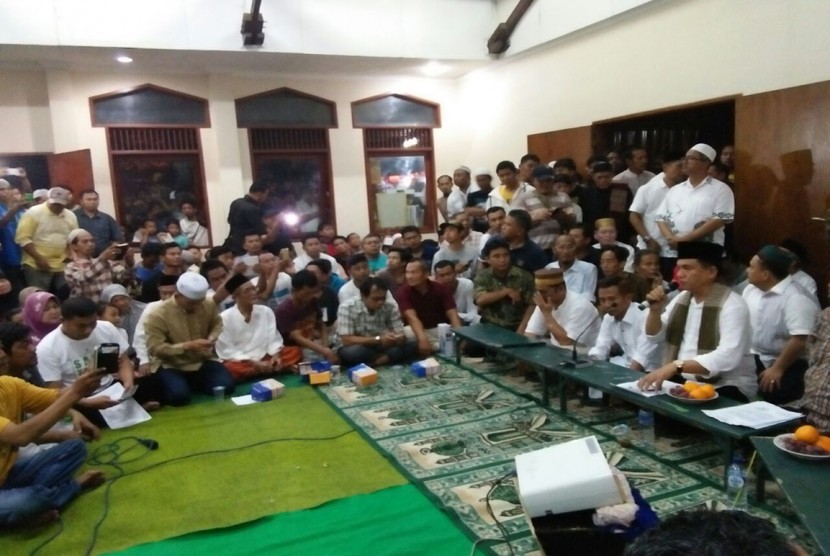 Yusril Ihza Mahendra berdialog dengan ratusan warga di Masjid Luar Batang, Penjaringan, Jakarta Utara, (25/3).