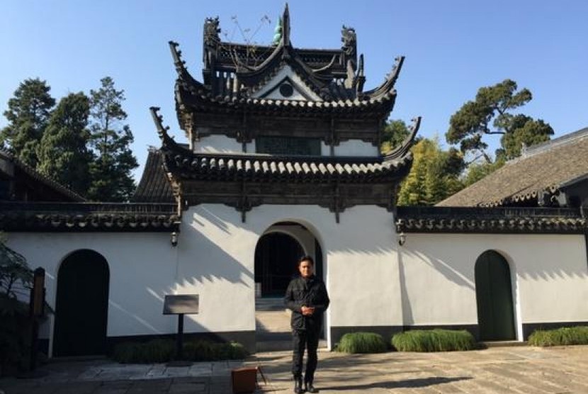 Yusril Ihza Mahendra di depan Masjid Songjiang, Shanghai yang didirikan zaman dinasti Yuan pada 1364. 