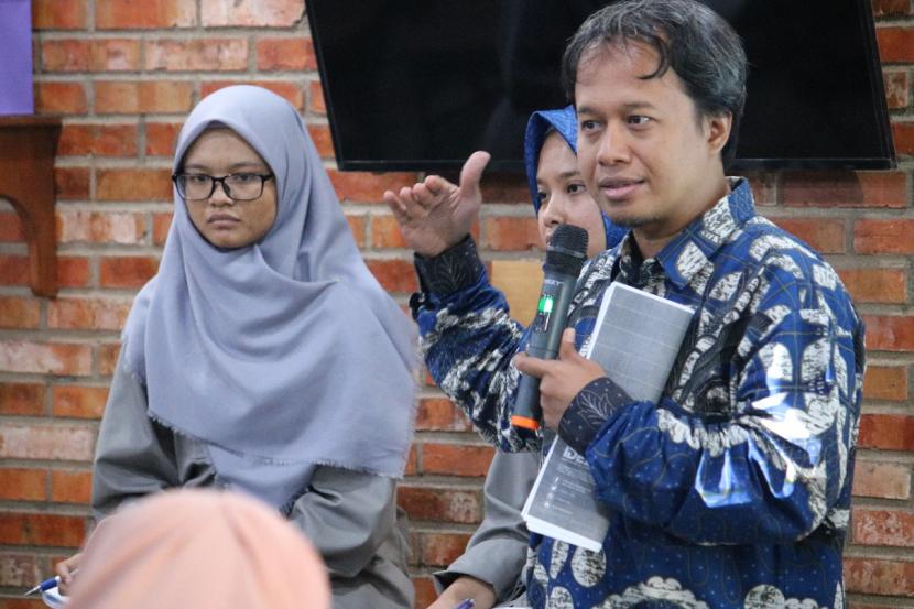  Yusuf Wibisono, Direktur IDEAS, pada soft launching hasil riset IDEAS yang bertajuk ‘Wajah APBN Pasca Covid-19’, di Tangerang Selatan, Kamis (14/5) .